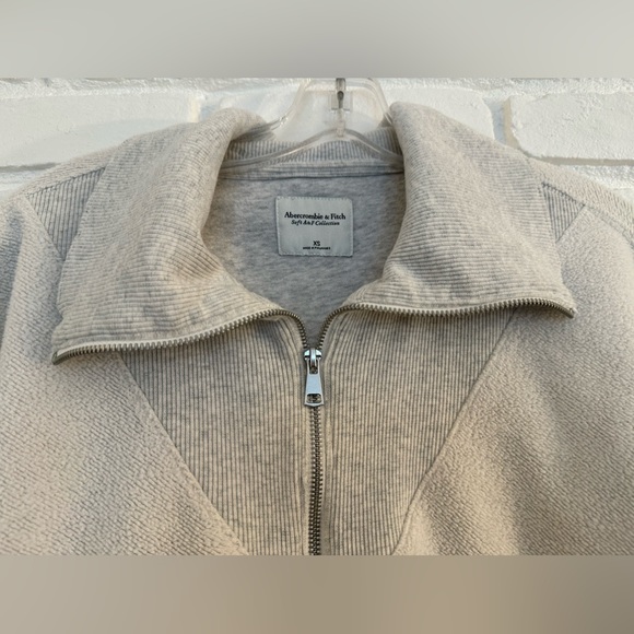 Abercrombie & Fitch XS Soft AF Cropped Zip Pull Over - Picture 4 of 12